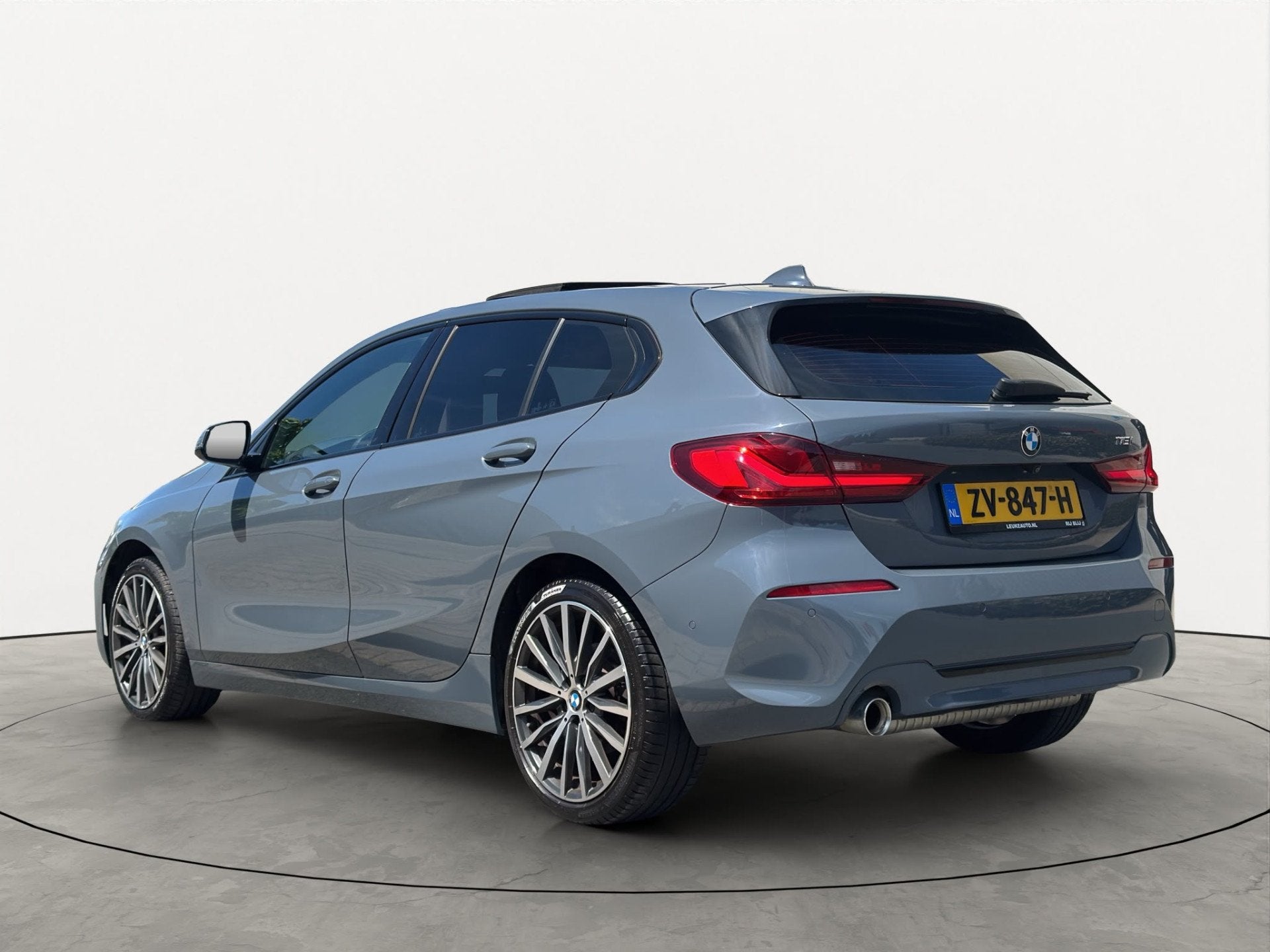 BMW 1-serie 118i 140PK High Executive Pano Harman-Kardon Hea, Auto's, Automatische klimaatregeling, Gebruikt, Bedrijf, 3 cilinders