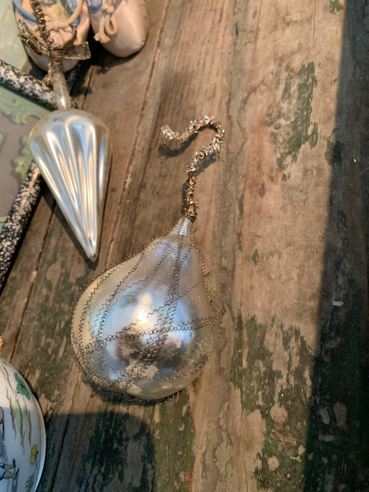 Antieke glazen kerstbal in peervorm met zilveren draad, Diversen, Kerst, T, Ophalen of Verzenden, Zo goed als nieuw, N