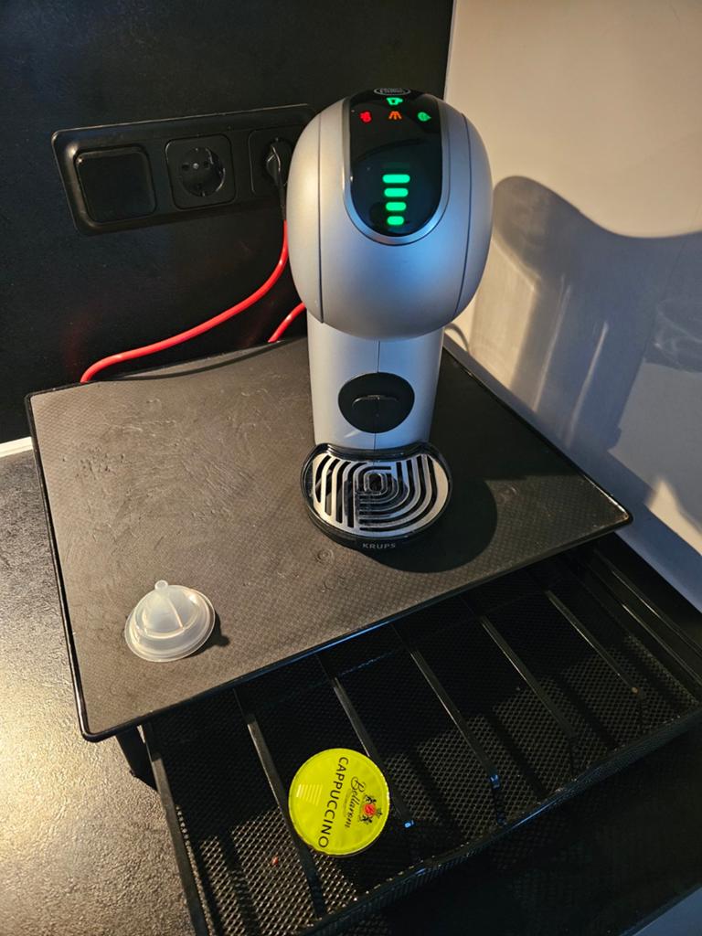 Dolce Gusto Genio S Touch, Witgoed en Apparatuur, Koffiezetapparaten, Ophalen, Koffiemachine, Zo goed als nieuw, 1 kopje