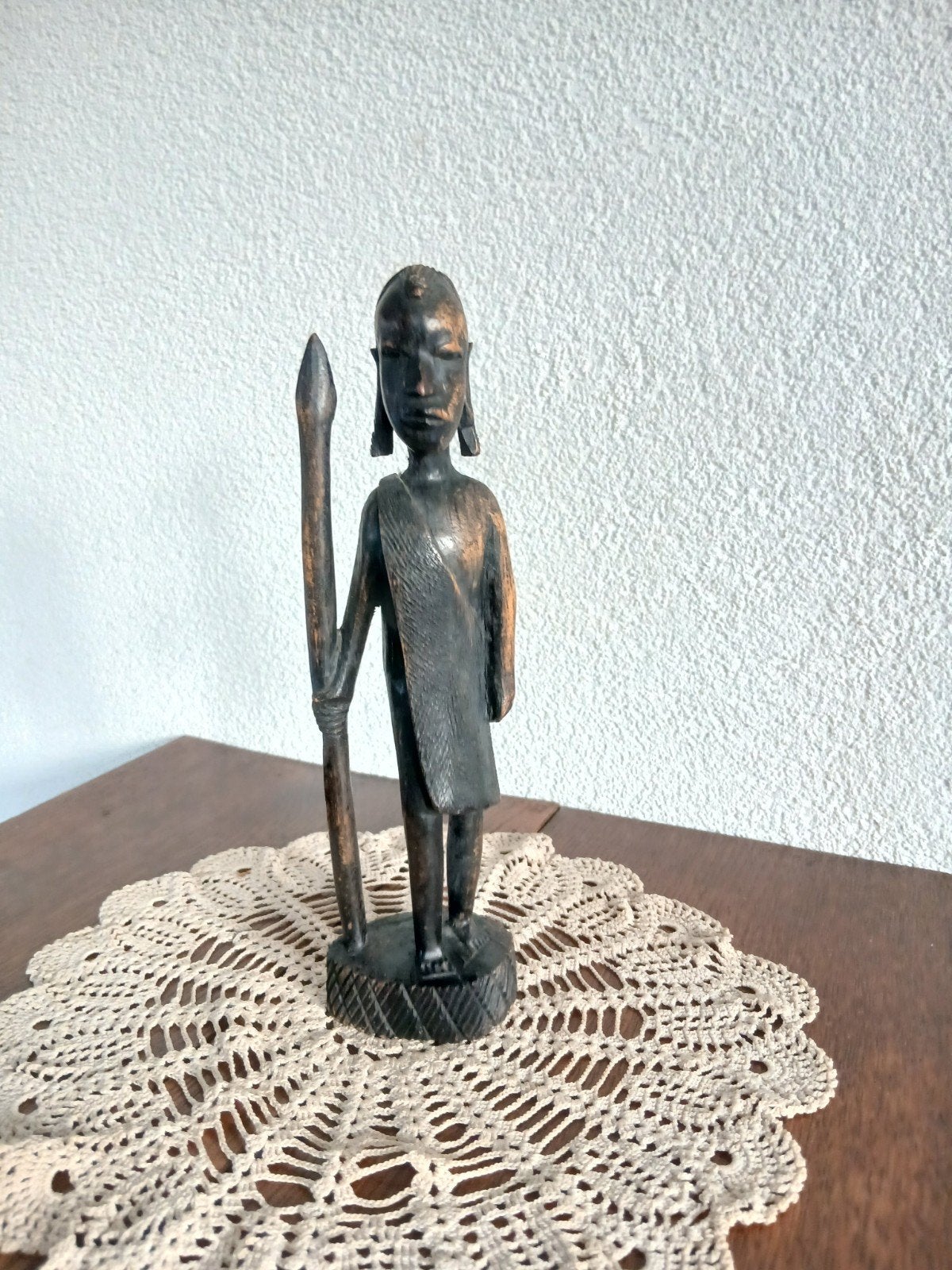 ebbenhout handgesneden man met speer hoogte 22 cm, Ophalen of Verzenden
