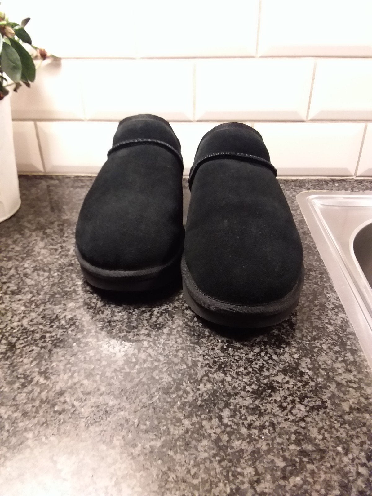 Ugg Classic Slipper. Maat 39/38, Ophalen of Verzenden, Nieuw, Zwart, Pantoffels of Sloffen