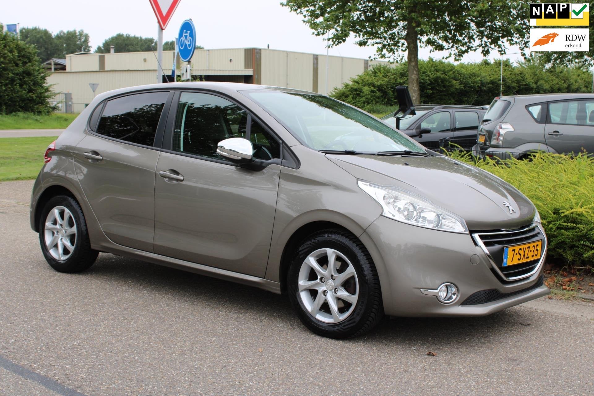 Peugeot 208 1.2 VTi 5-DEURS OXYGO-uitv/CLIMA AIRCO/ISOFIX/CR, Voorwielaandrijving, Euro 5, Stof, Gebruikt