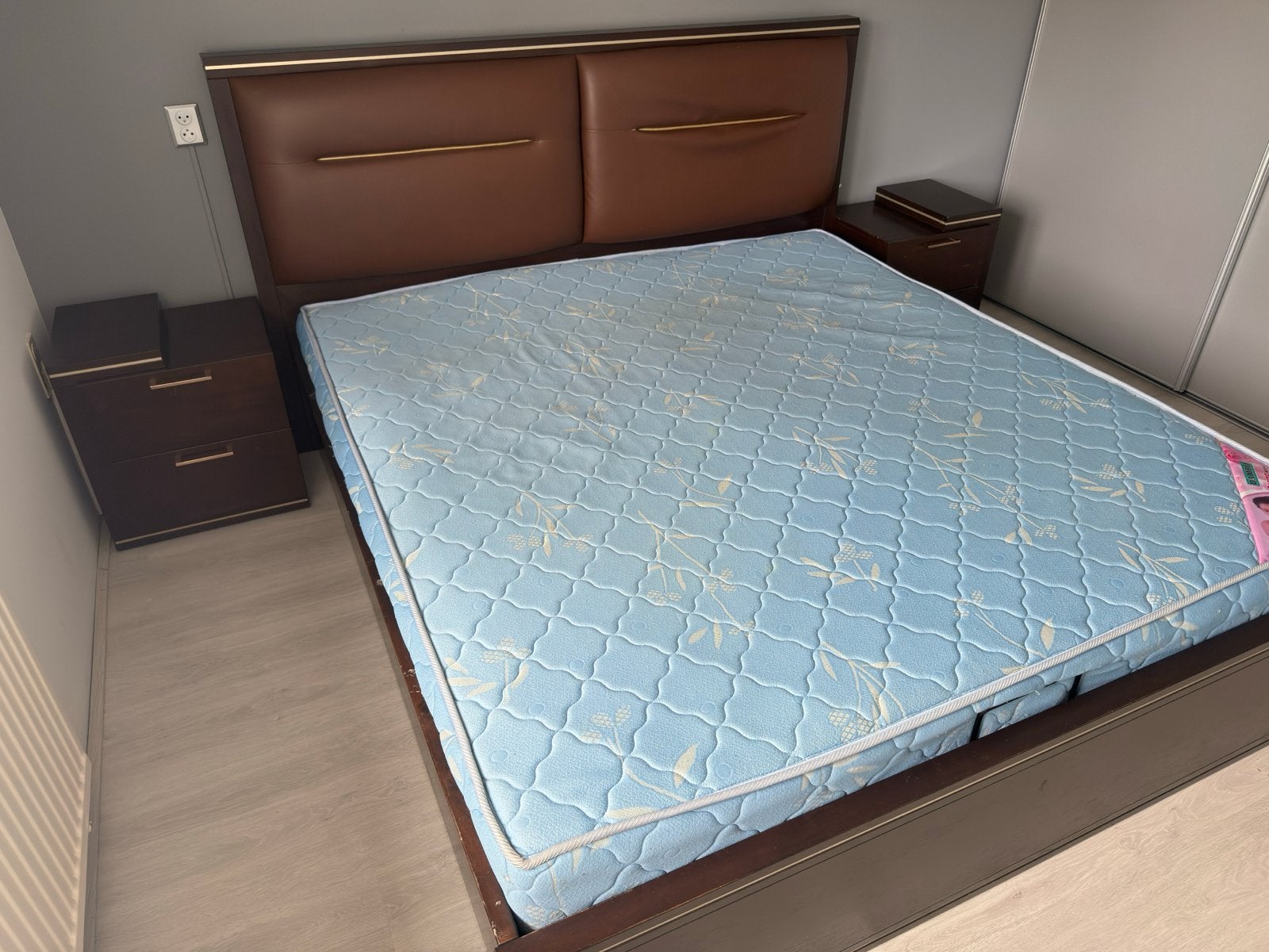 Hydraulisch opbergbed met matras en nachtkastjes, Ophalen, Gebruikt, Bruin, Tweepersoons