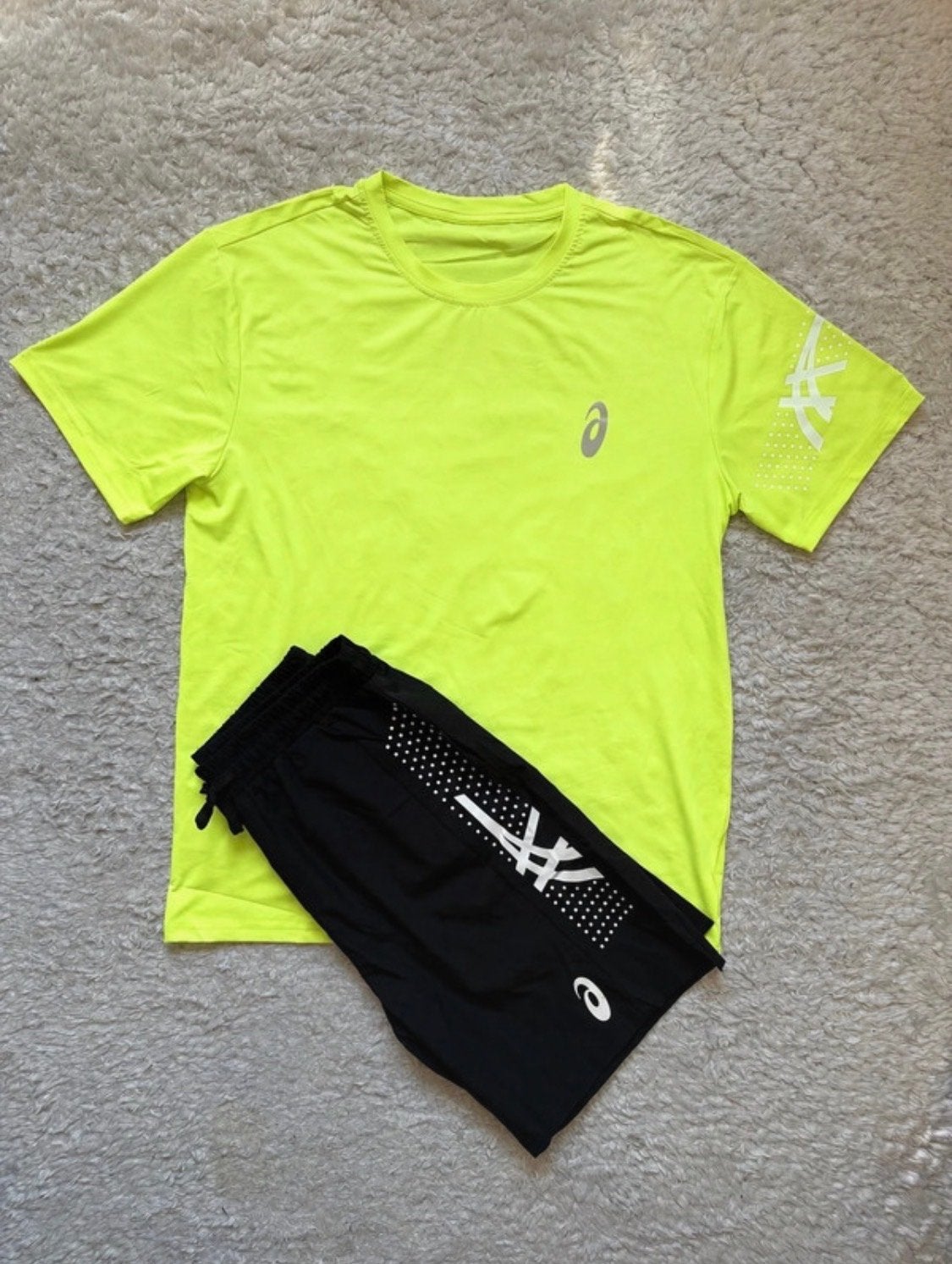 Asics sportset: shirt en korte broek - Maat XS, Kleding | Heren, Zo goed als nieuw, Hardlopen of Fietsen, Maat 46 (S) of kleiner