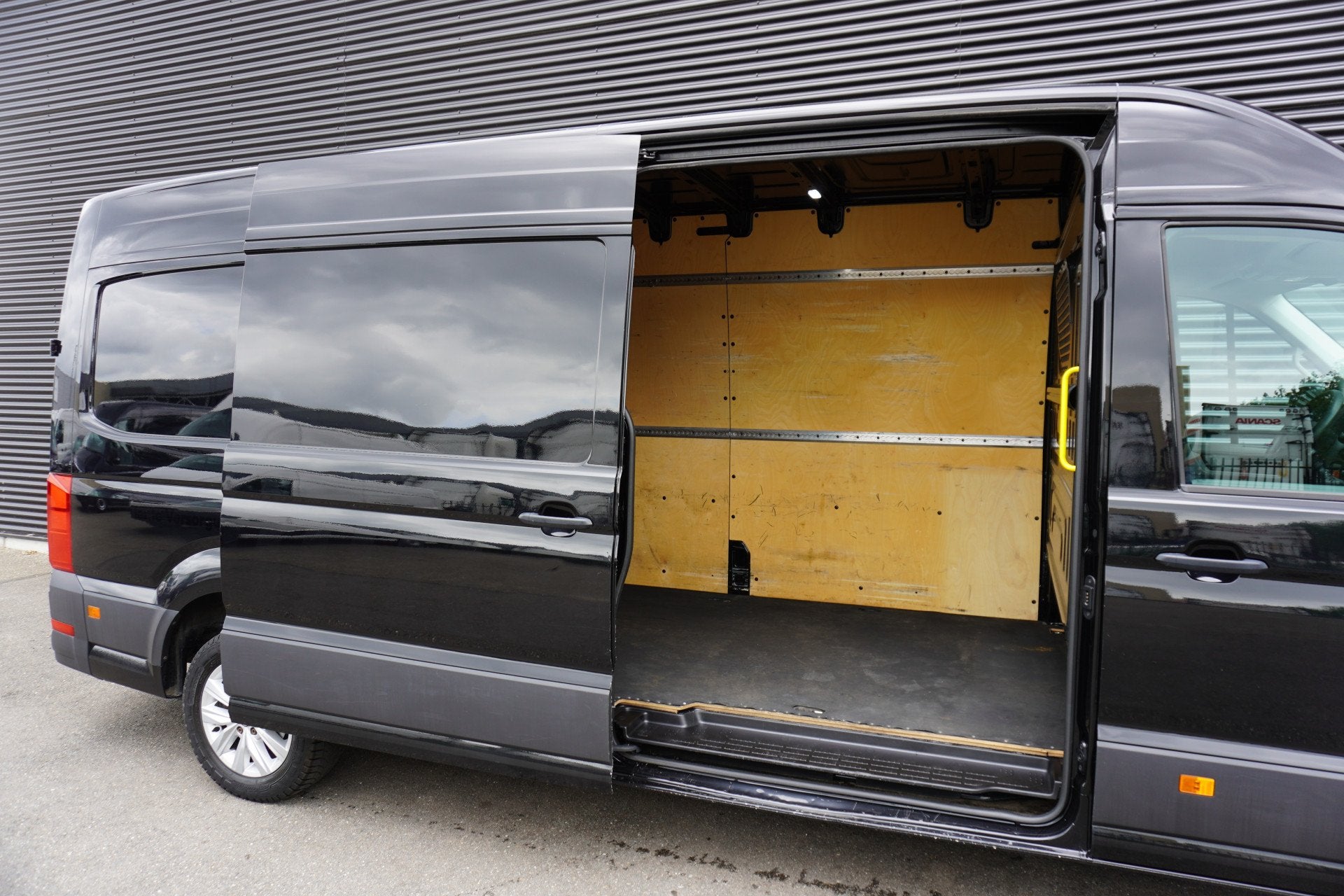 Volkswagen Crafter 140pk L4H3/L3H2 Apple Carplay Camera Trek, Voorwielaandrijving, Gebruikt, 4 cilinders, Volkswagen