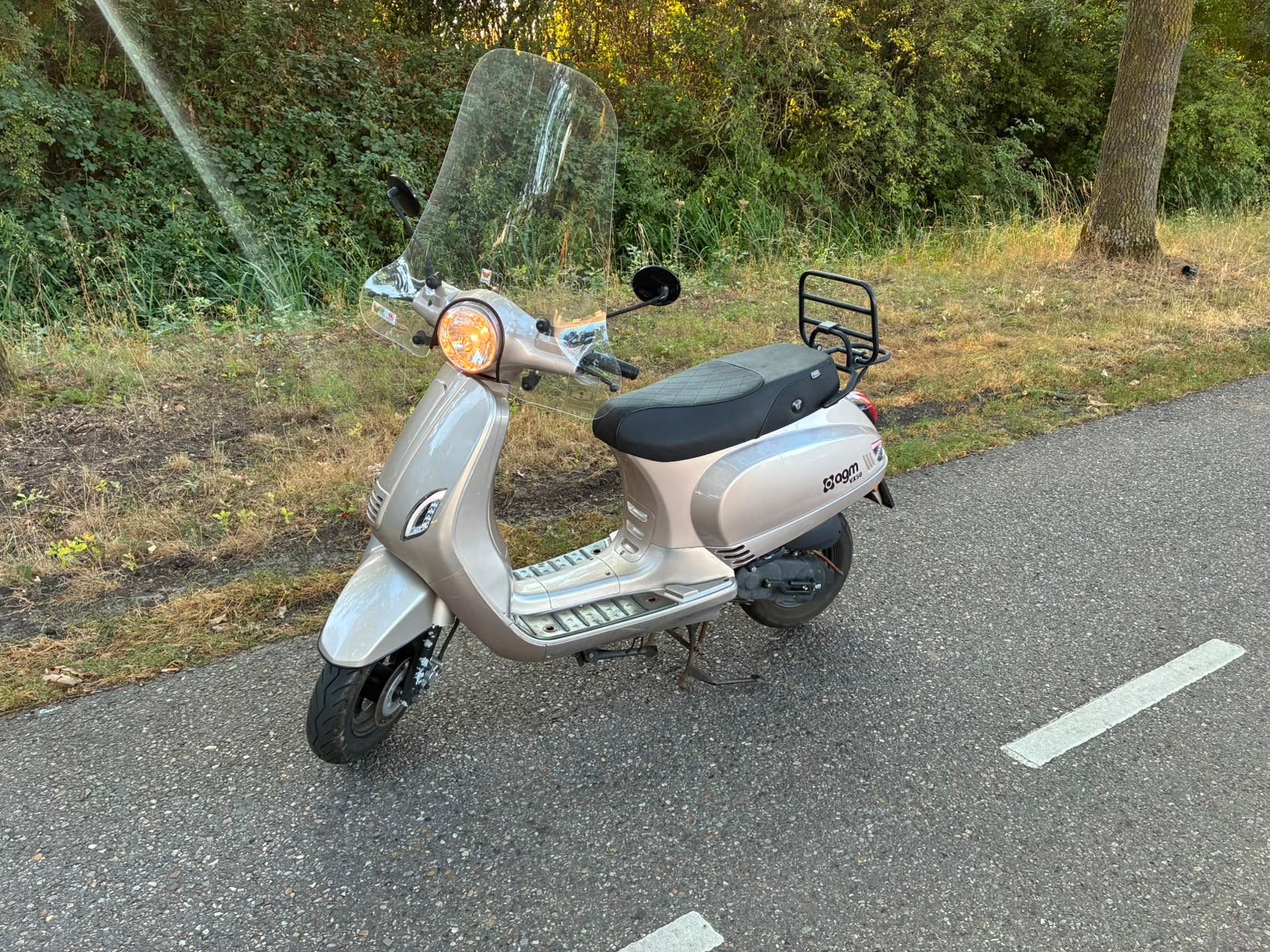 AGM scooter - champagne kleur uit 2019, Fietsen en Brommers, Snorfietsen en Snorscooters, Gebruikt, Benzine, Ophalen, Overige merken
