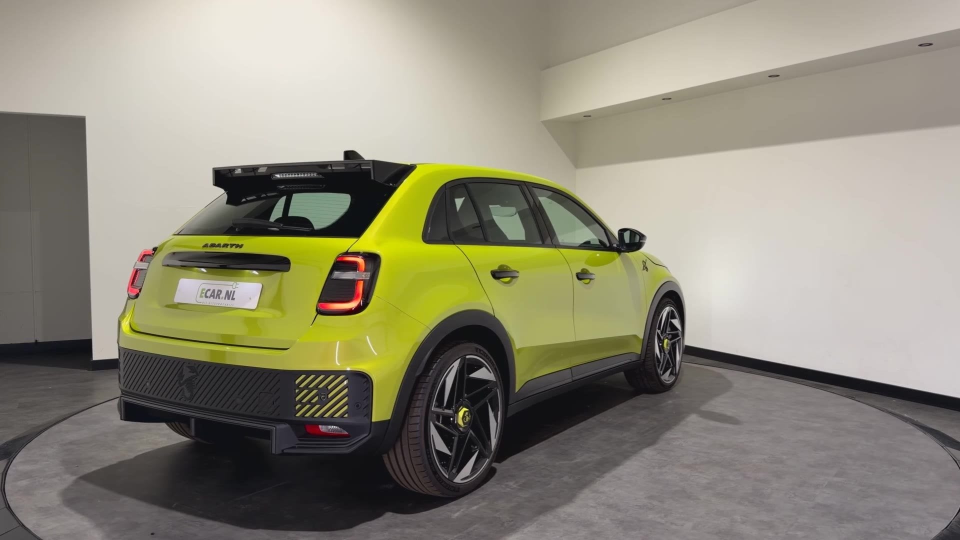Abarth 600e Abarth Turismo 54 kWh | Acid Green (bj 2026), Auto's, 238 pk, Stof, Met garantie (alle), Parkeersensor