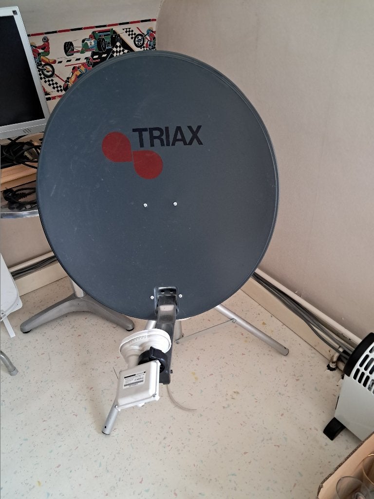 Triax schotel antenne + Satellietontvanger, Audio, Tv en Foto, Schotelantennes, Ophalen, Zo goed als nieuw, (Schotel)antenne-accessoires