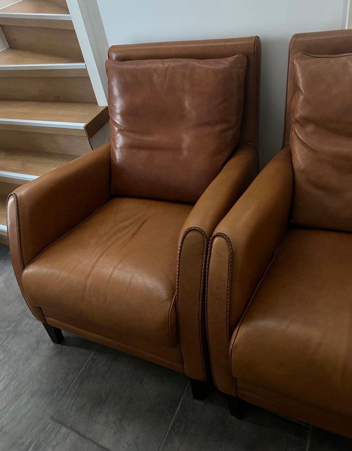 Twee Vintage Cognac Lederen fauteuils met Houten Poten, Ophalen