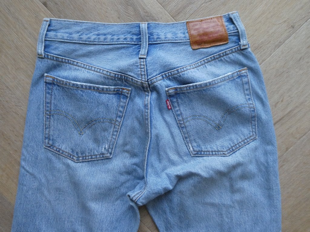 Levi 501 spijkerbroek met knoopsluiting maat 26-28, Blauw, Ophalen of Verzenden, Zo goed als nieuw, W27 (confectie 34) of kleiner