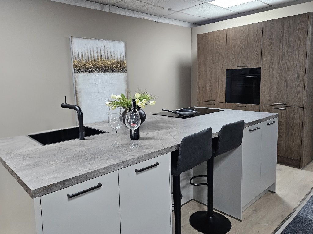 Showroomkeuken  Keukeneiland en kastenwand met Quooker, Huis en Inrichting, Overige kleuren, Overige typen, Nieuw, Kunststof
