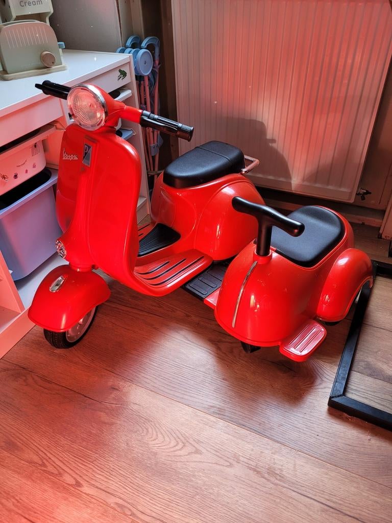Rode Vespa scooter met zijspan en werkende accu, Kinderen en Baby's, Speelgoed | Buiten | Voertuigen en Loopfietsen, Ophalen, Zo goed als nieuw