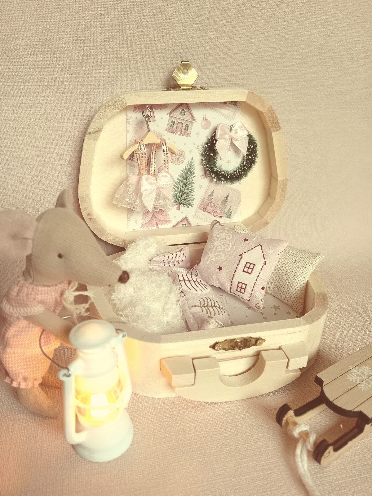 Nieuw houten koffertje met bedje + extra's • tip Maileg muis, Verzamelen, Ophalen of Verzenden, Nieuw, Poppenhuis