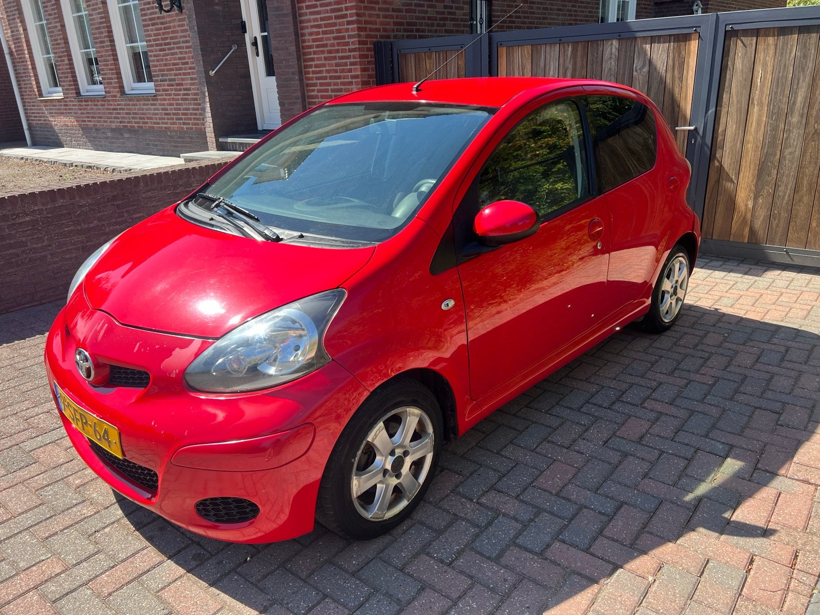 Toyota Aygo 1.0 12V Vvt-i 5DRS 2009 Rood, Auto's, Voorwielaandrijving, 4 stoelen, 68 pk, Handgeschakeld