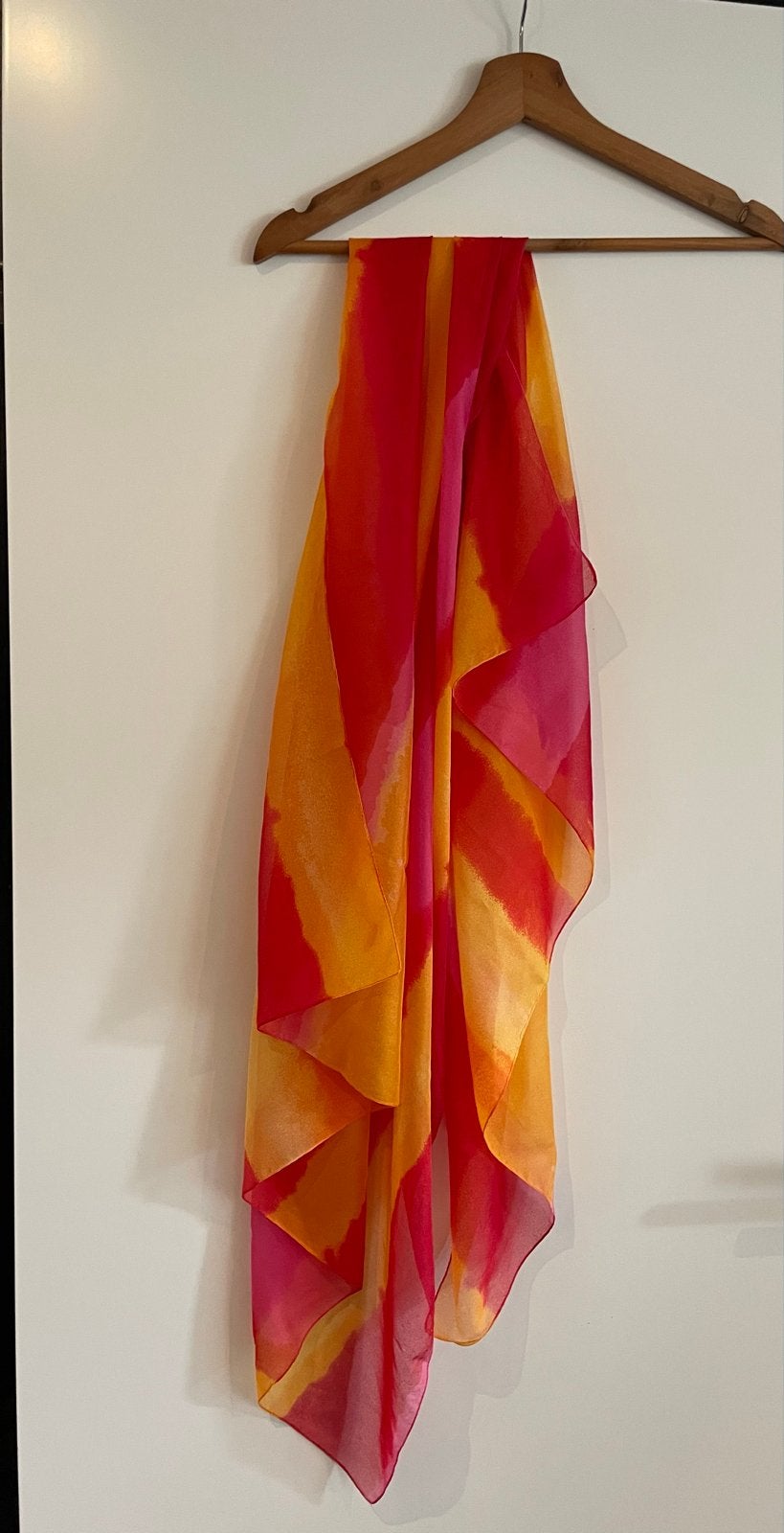 Vrolijke sjaal met felle kleuren: oranje, roze en rood, Kleding | Dames, Ophalen of Verzenden, Zo goed als nieuw, Sjaal
