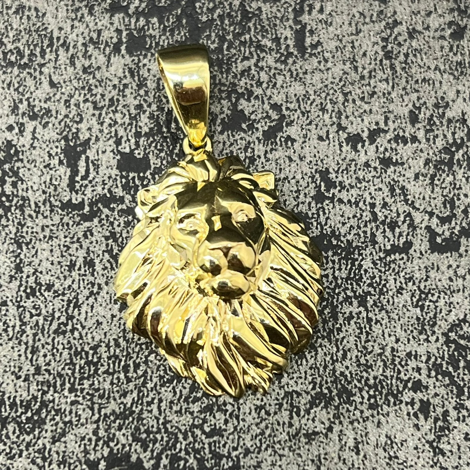 14 karaat gouden leeuw kettinghanger, Ophalen of Verzenden, Zo goed als nieuw, Goud, Kruis of Symbool