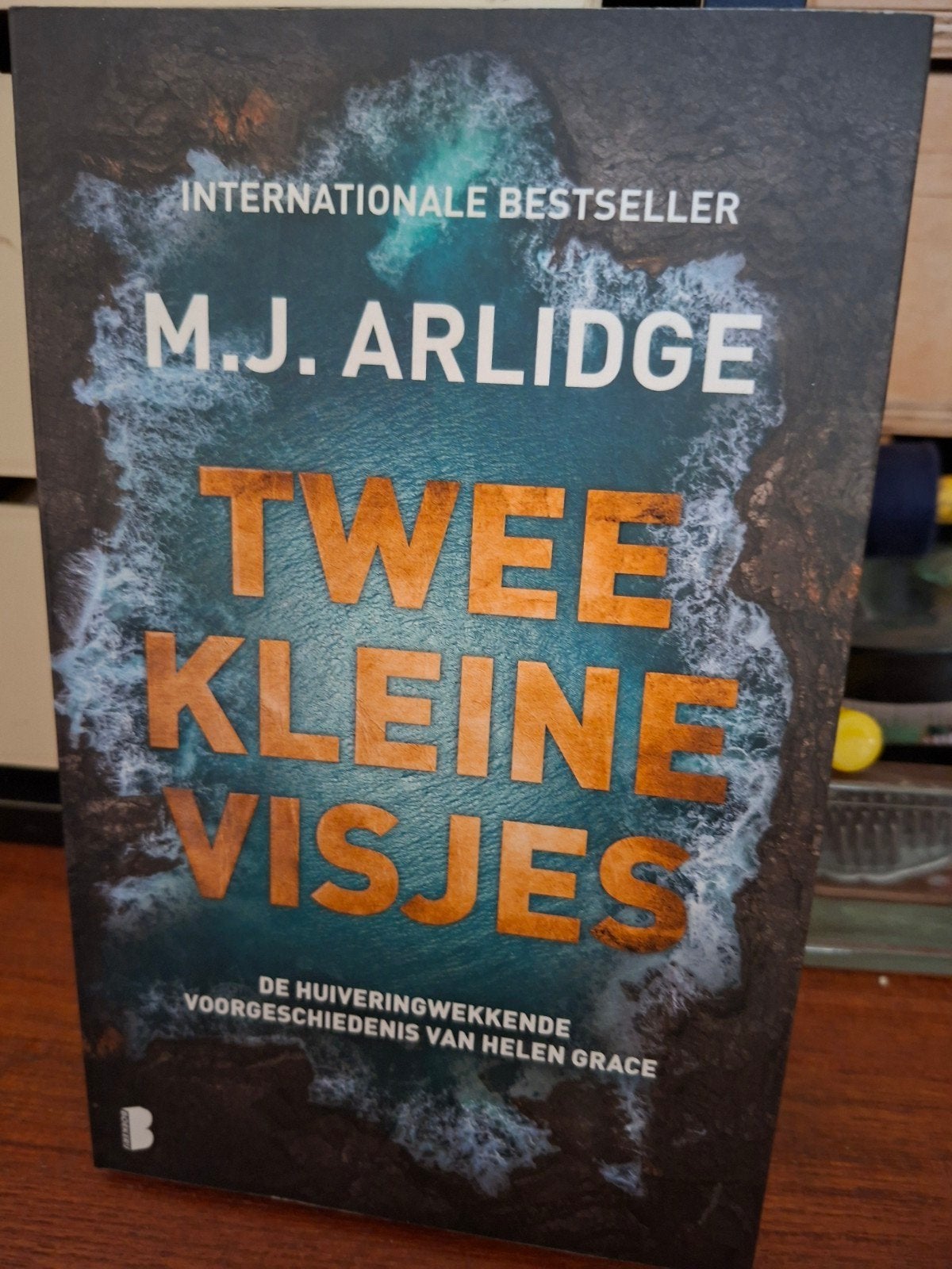M.J. Arlidge - Twee kleine visjes, Boeken, Thrillers, Zo goed als nieuw, Verzenden
