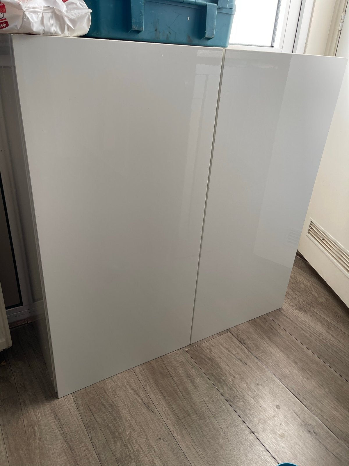 Witte hoogglans kast met planken, Ophalen, Gebruikt
