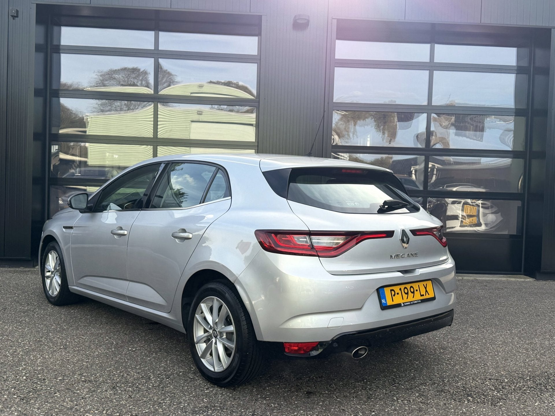Renault Mégane 1.2 TCe Zen LED Keyless Groot Navi Leer, Auto's, Voorwielaandrijving, Gebruikt, Euro 6, 4 cilinders