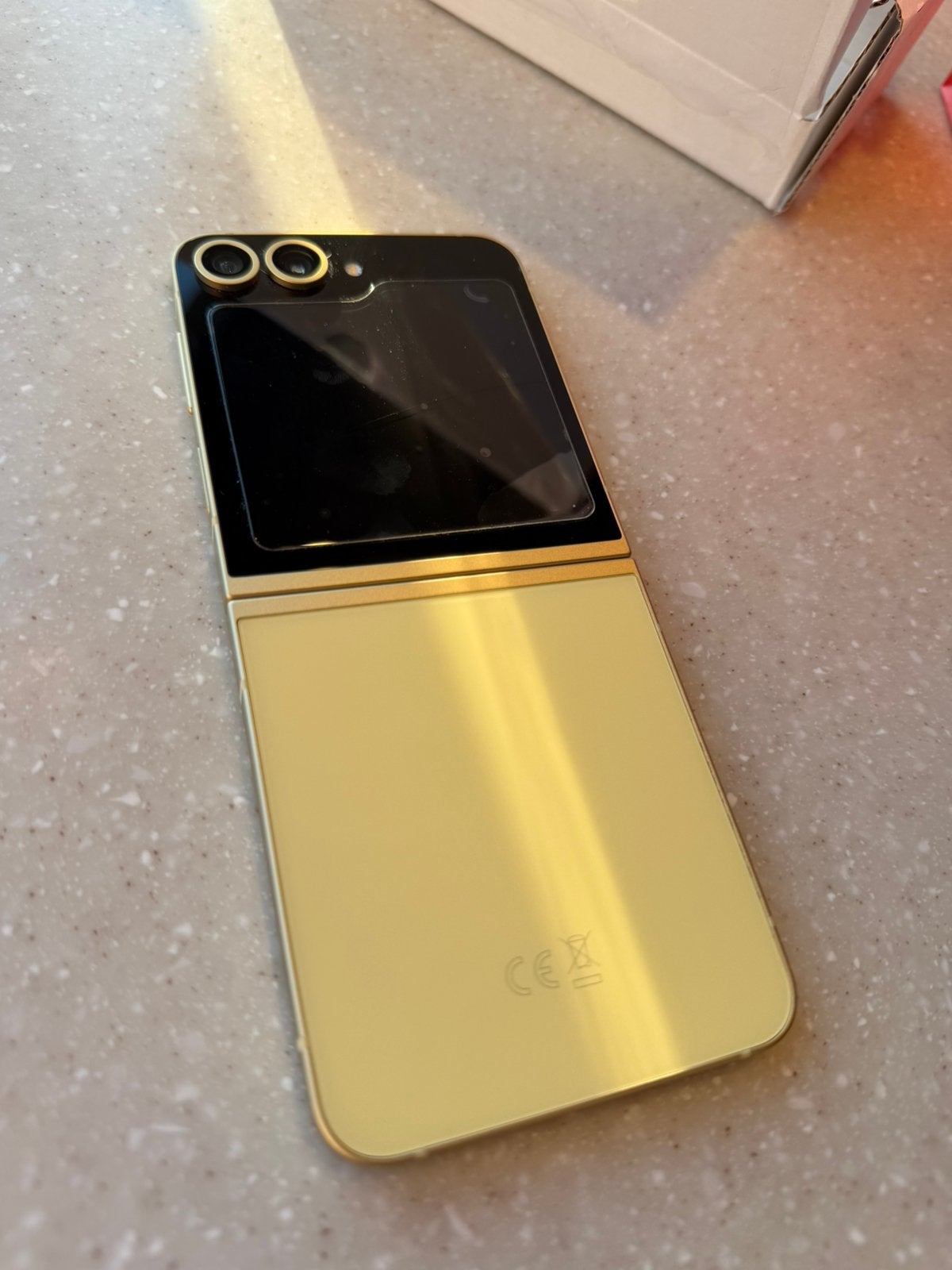 Foto 5 van Samsung Galaxy Z flip 6 512GB geel