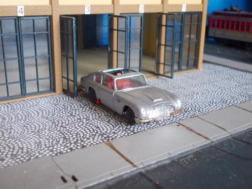 007 James Bond Aston Martin DB6 - Husky + donor-model, Ophalen of Verzenden, Gebruikt, Auto