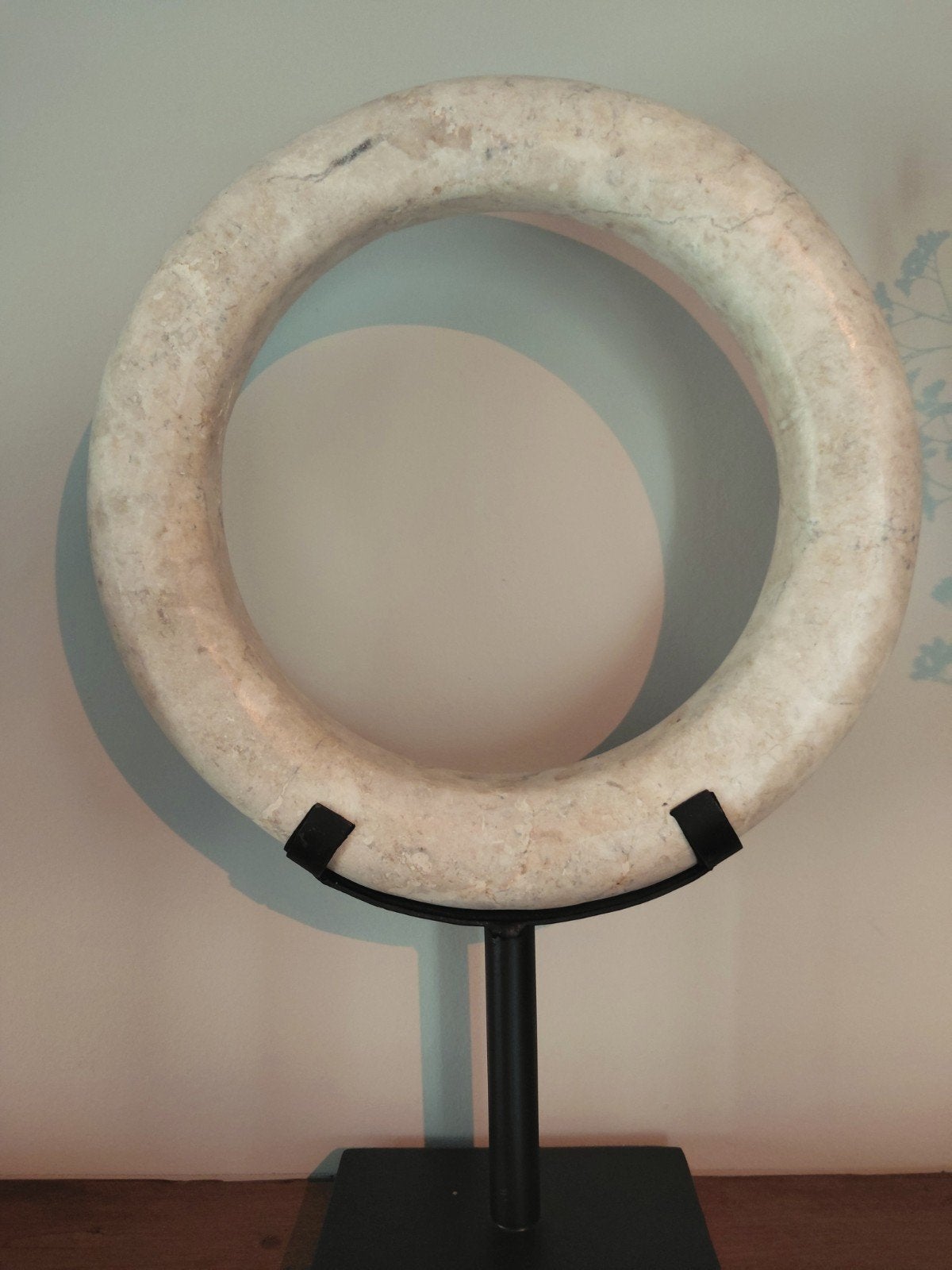 mameren ring op standaard Marmerlook molensteen ornament, Beige, Nieuw, Ophalen of Verzenden, Modern