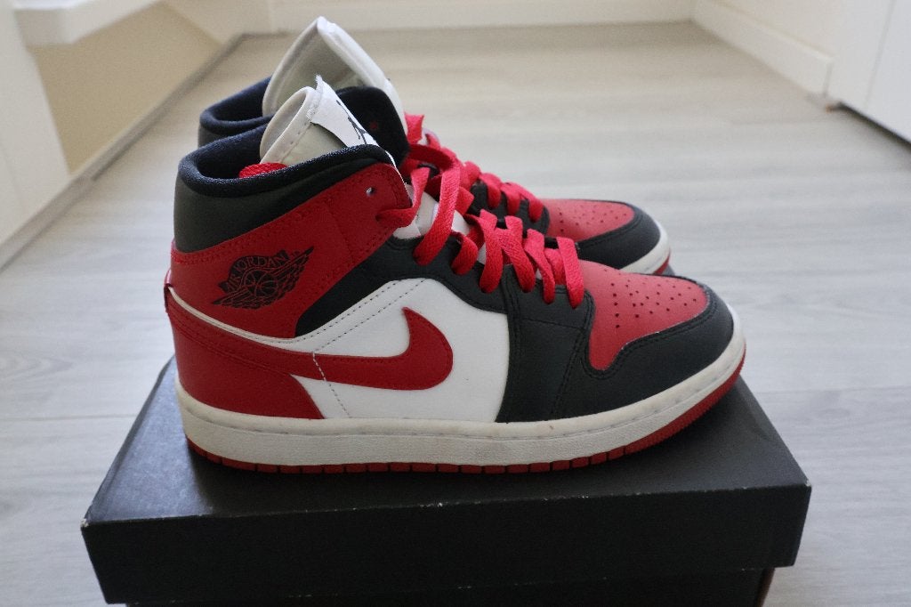 Nieuwstaat! Nike Jordan 1 Mid Black/Gym Red - White rood, Ophalen, Jongen of Meisje, Schoenen, Zo goed als nieuw
