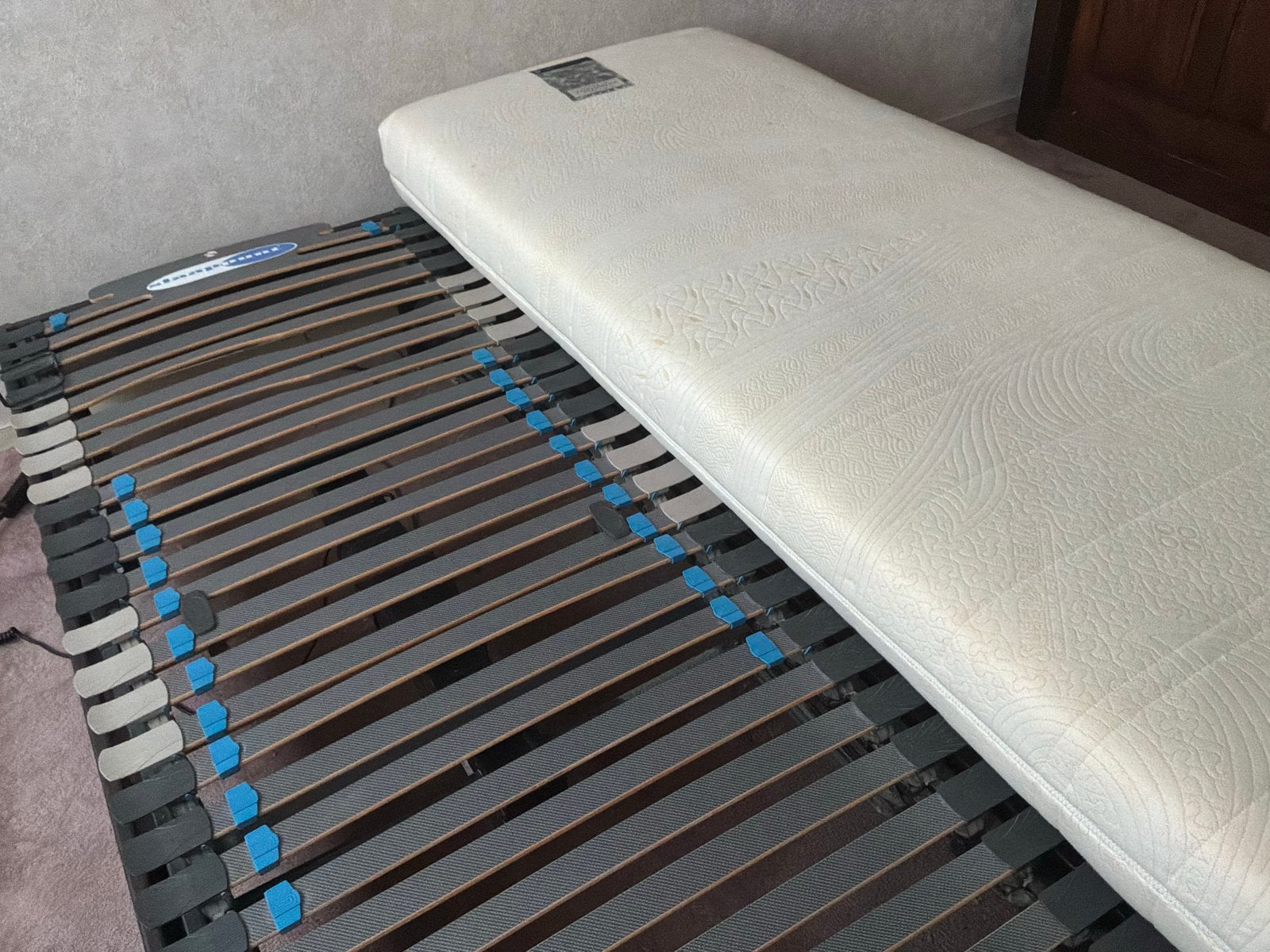 Tweepersoonsbed met ombouw en  lattenbodems (electrisch), Ophalen, Verstelbaar, 90 cm, Bruin
