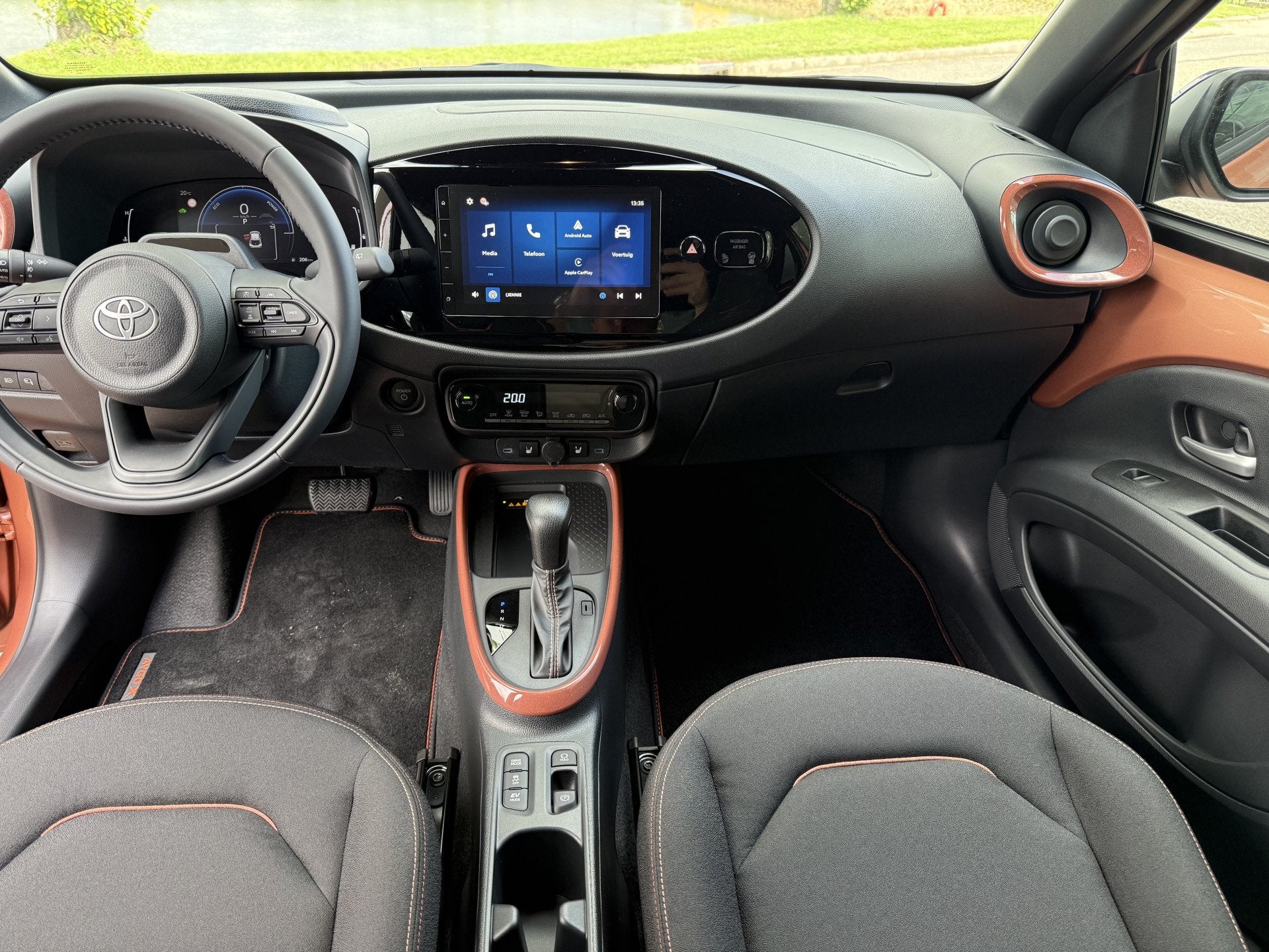 Toyota Aygo X Hybrid 115 pulse Automaat * Stoelverwarming *, Stof, Gebruikt, Zwart, 4 stoelen