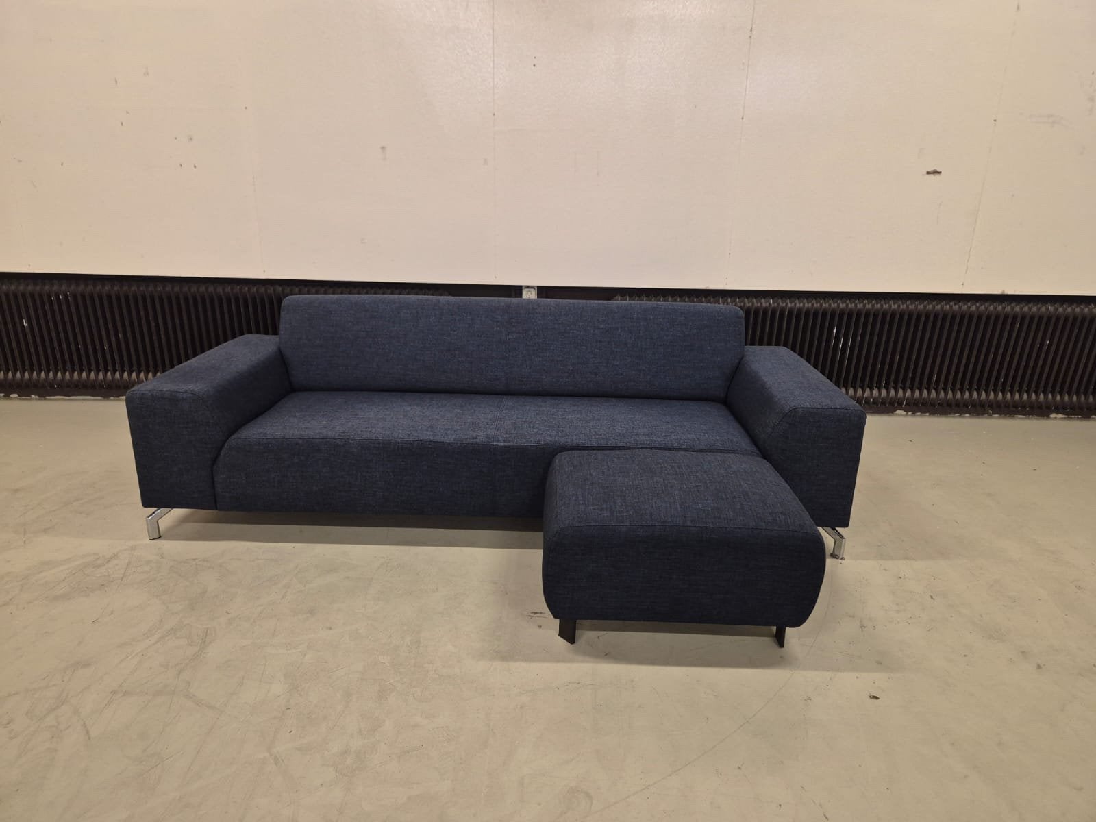 Montel Romero - 3 zits Bank - Blauw - Stof - Hocker - Design, Laan der Techniek 21, Veenendaal, Montel romero bank, 3 zits, stof, blauw, outlet, sale, meubels