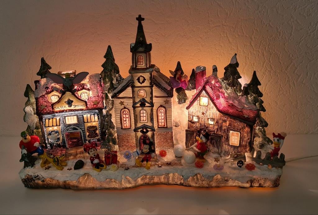 Prachtig kerstdorp

met minnie,mickey.pluto.donald.katrien., Ophalen of Verzenden, Zo goed als nieuw