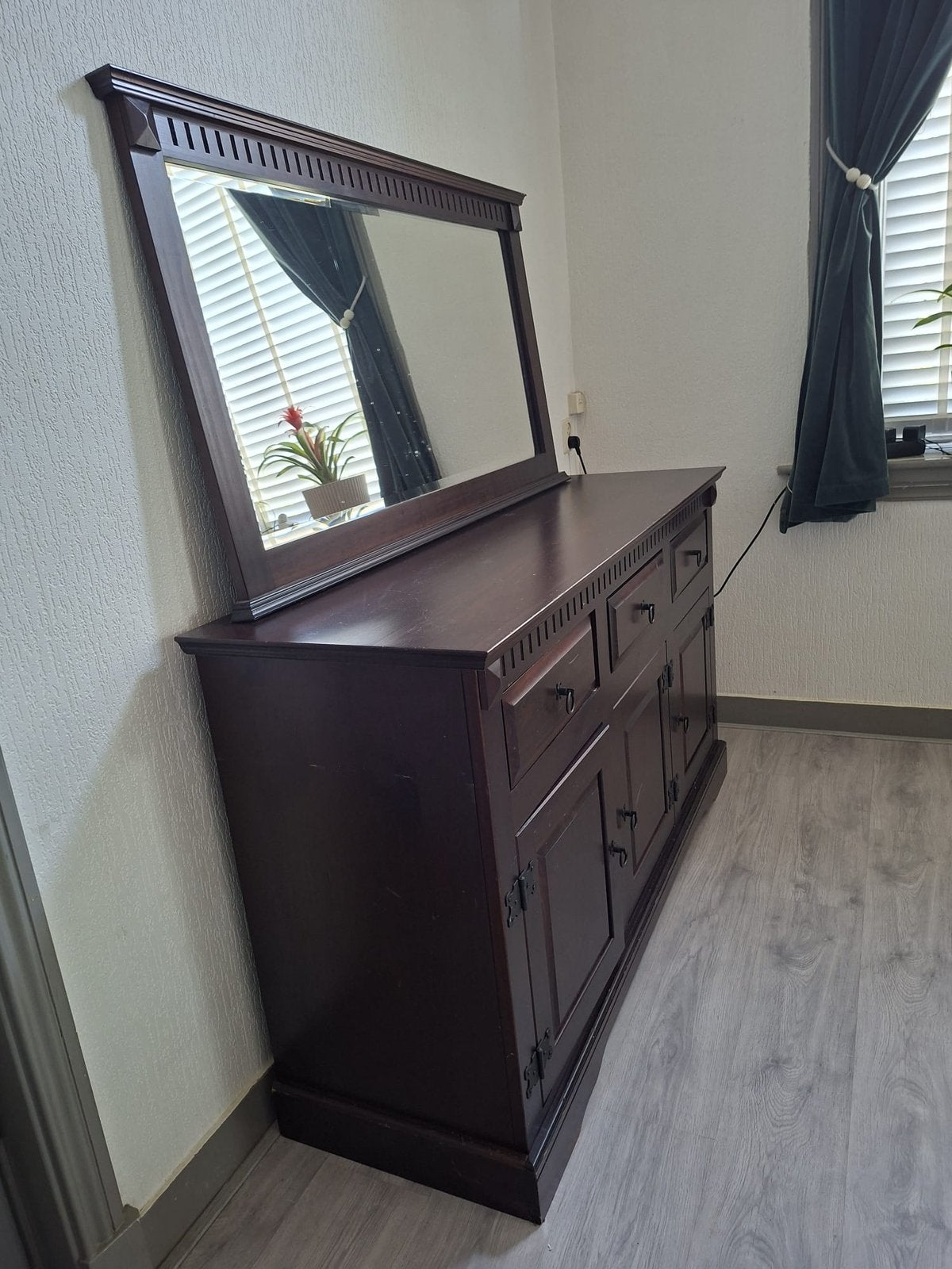 Antieke bruine dressoir/buffetkast met spiegel, Huis en Inrichting, Kasten | Dressoirs, Ophalen, Zo goed als nieuw, 25 tot 50 cm