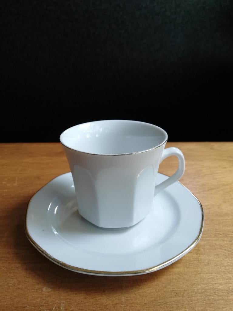wit porseleinen koffie kop+schotel set (28 sets beschikbaar), Ophalen of Verzenden, Zo goed als nieuw