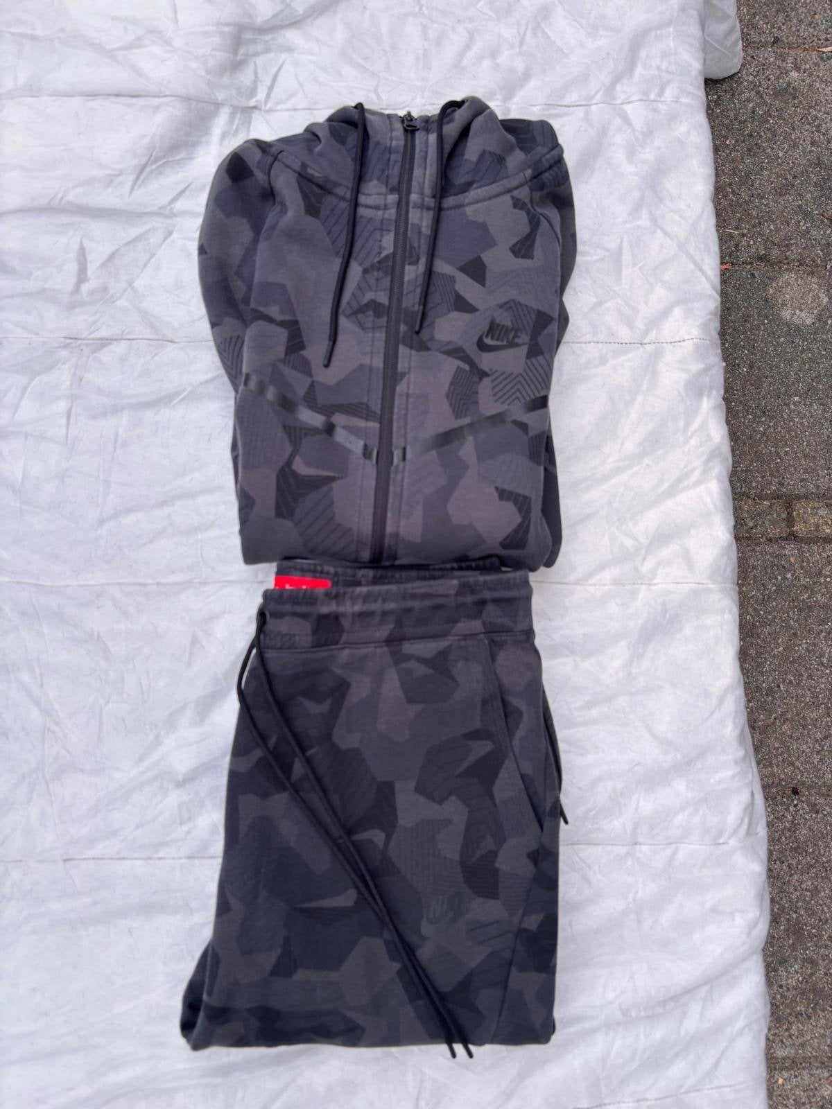 Nike Tech Fleece Camo Trainingspak - Maat M, Ophalen, Gedragen, Maat 48/50 (M), Grijs