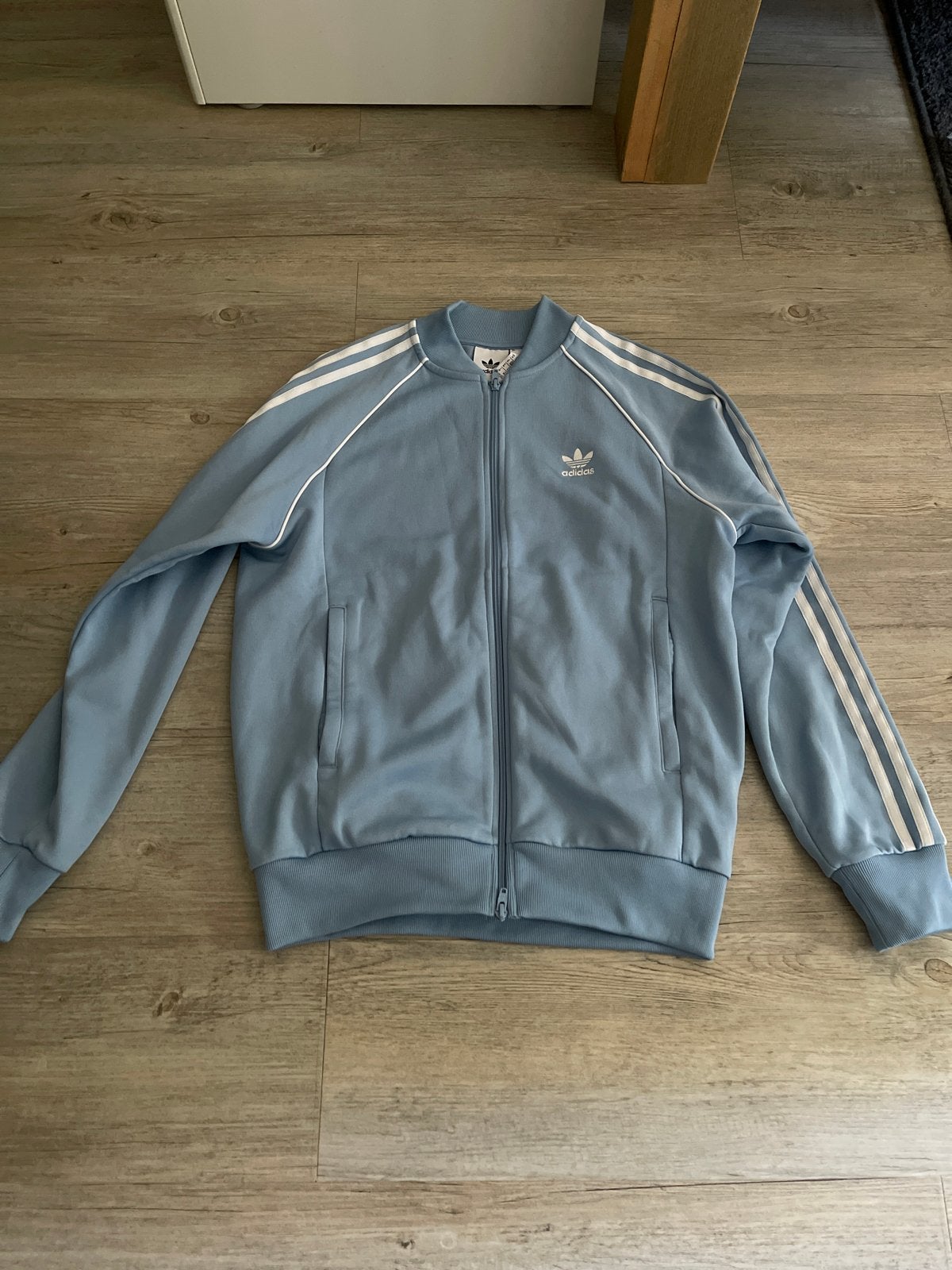 Adidas trainingsjack lichtblauw met witte strepen medium, Ophalen, Zo goed als nieuw, Algemeen, Maat 48/50 (M)