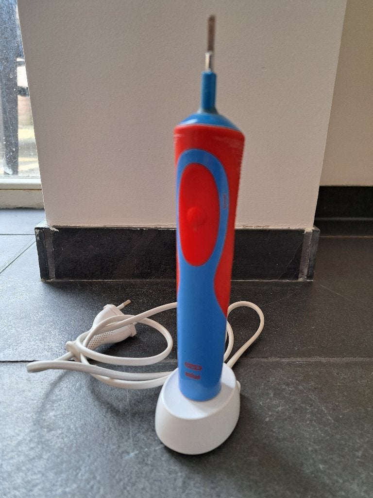 Oral B body kinder tandenborstel met oplader blauw rood, Ophalen of Verzenden, Gebruikt, Tandenborstel