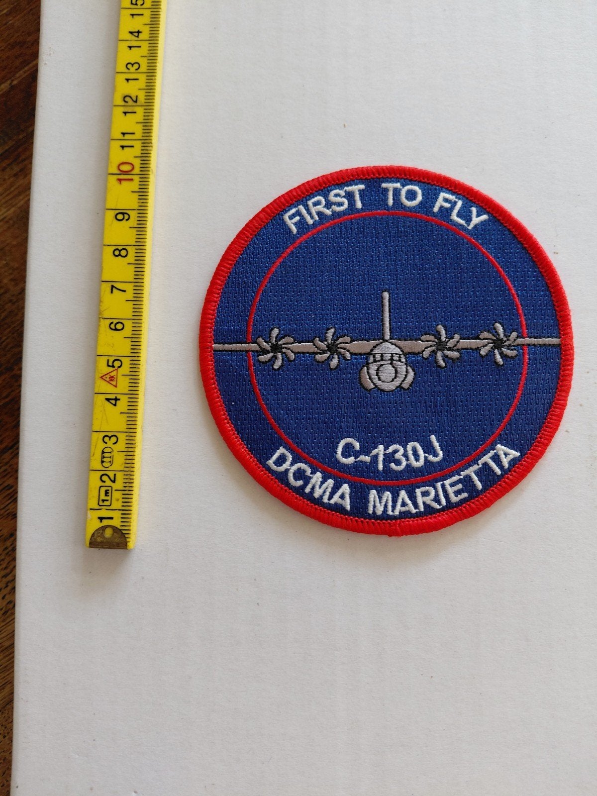 Geborduurd embleem DCMA Marietta C-130J 'First to Fly', Verzamelen, Ophalen of Verzenden, Landmacht, Amerika, Embleem of Badge