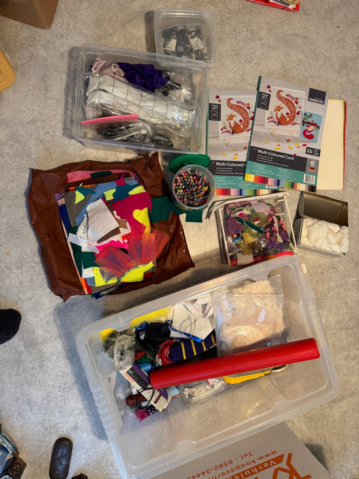 Grote knutselbox met o.a. breinaalden en knopen, Gebruikt, Overige thema's, Textiel, Meerkleurig