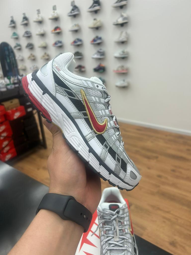 Nike P-6000 Red Metallic Silver 35,5 / 36 / 36,5, Kleding | Dames, Schoenen, B, A, Nieuw, Ophalen of Verzenden