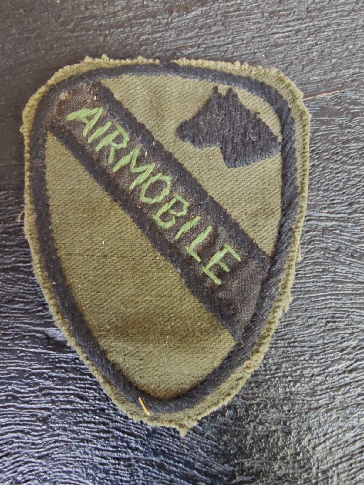 handgemaakte Vietnam War US Army 1st Cavalry Division Air Mo, Verzamelen, Ophalen of Verzenden, Landmacht, Amerika, Embleem of Badge