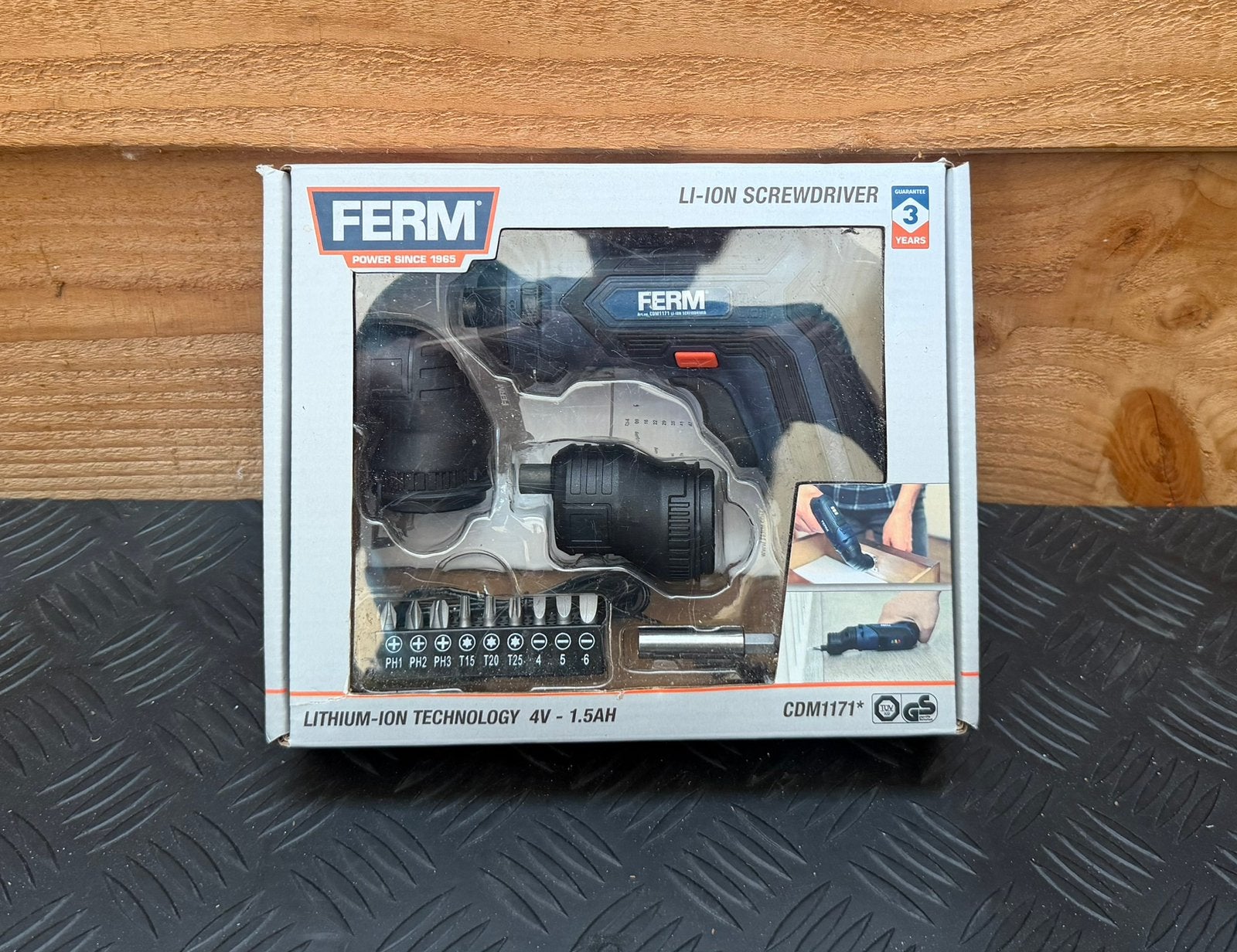 FERM schroefmachine plus lader, Ophalen of Verzenden, Zo goed als nieuw, Minder dan 400 watt, Boor- en Schroefmachine