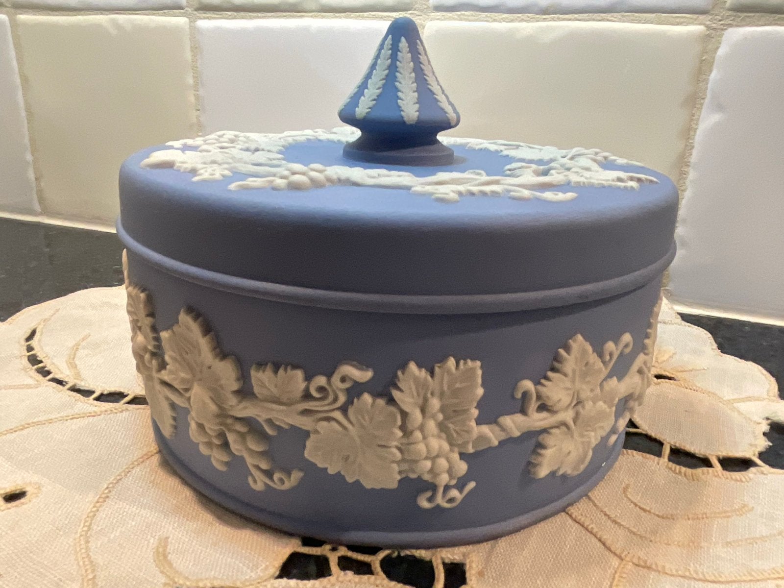 Vintage Wedgwood Blauw Jasperware Druiven Doosje, Antiek en Kunst, Antiek | Keramiek en Aardewerk, Ophalen of Verzenden
