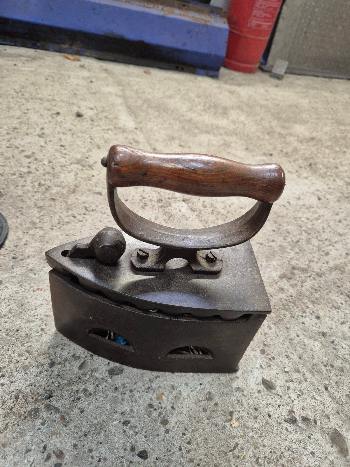 Antiek strijkijzer met houten handvat, Ophalen of Verzenden