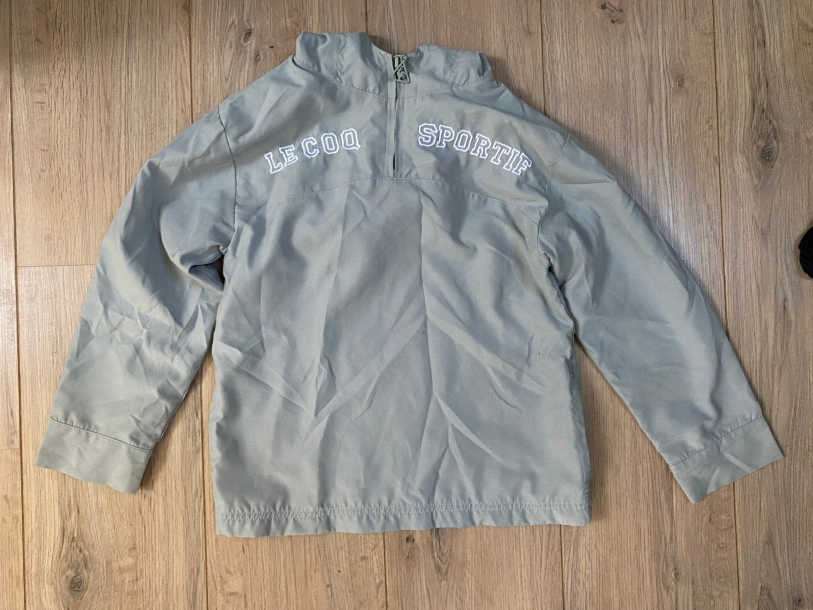 Mooie lichtgtijze trainingsjack van Le Coq Sportif. Maat 128, Ophalen of Verzenden, Zo goed als nieuw, Meisje, Sport- of Zwemkleding