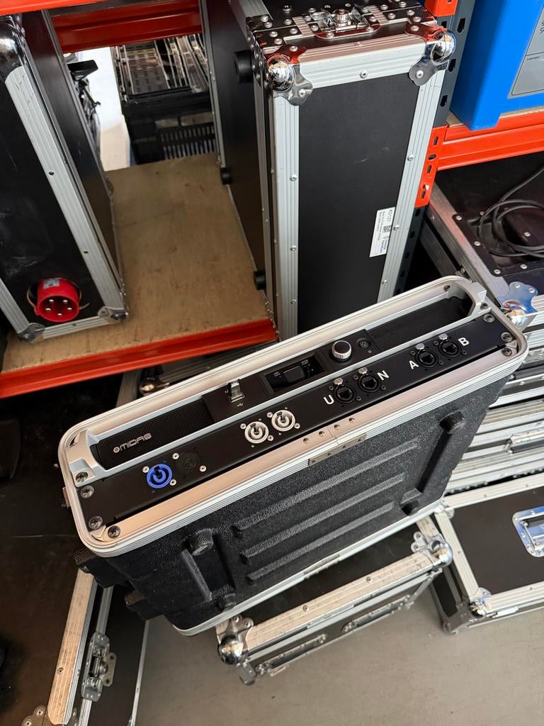 Midas M32C mixer in flightcase met aansluitingen voorzijde, Ophalen of Verzenden, Zo goed als nieuw, 20 kanalen of meer, Microfooningang