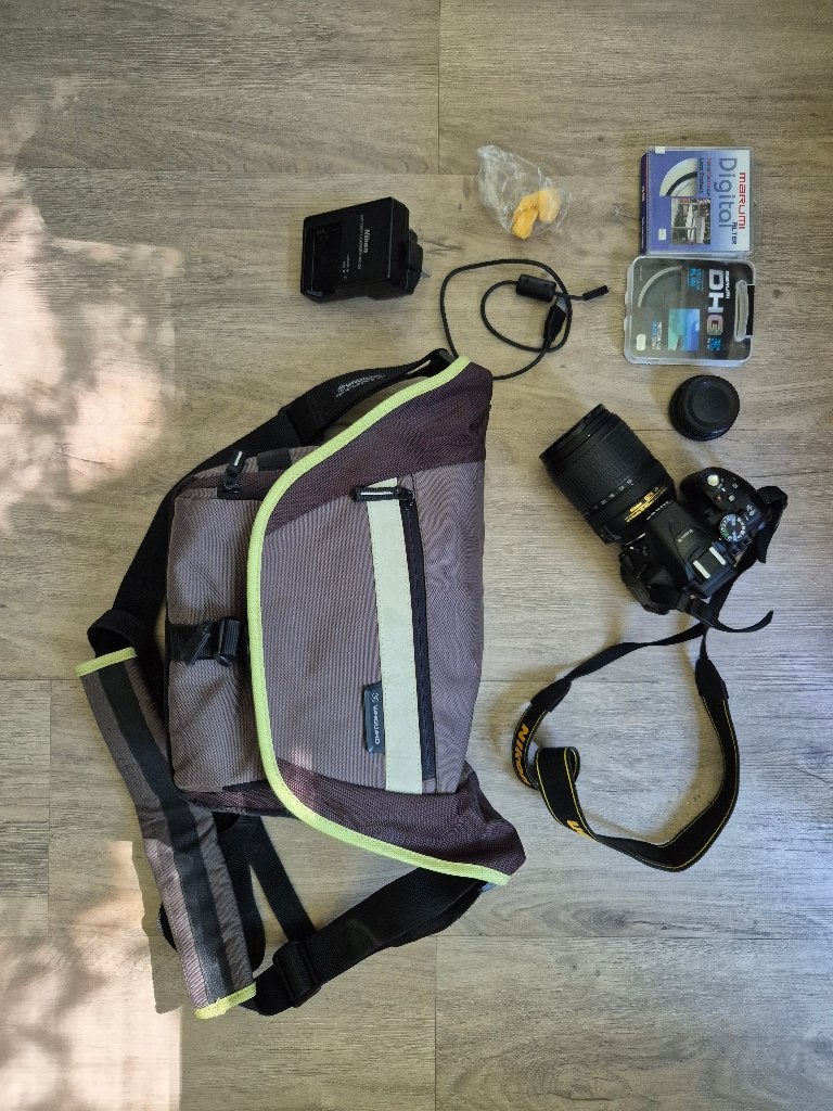Nikon D5300 + 18-140mm VR + Statief (shutter count 1419), Audio, Tv en Foto, Fotocamera's Digitaal, Kantelbaar/draaibaar scherm