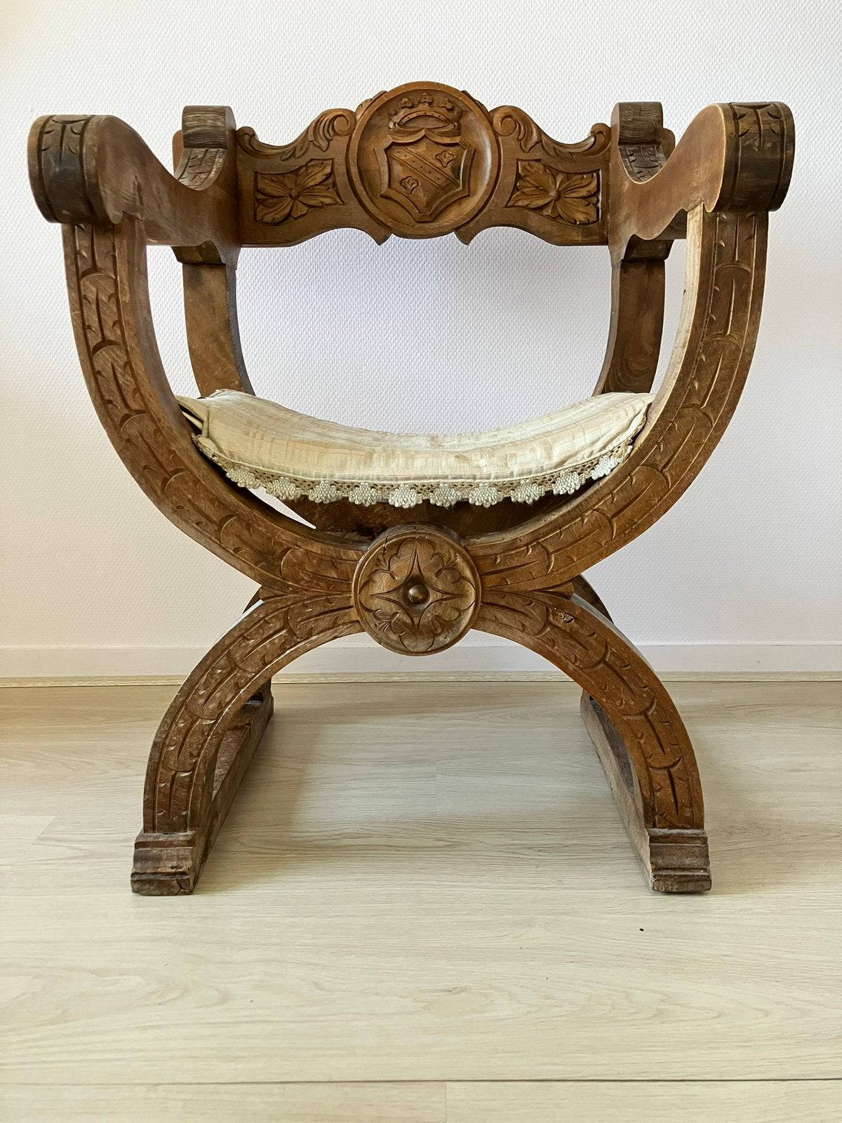 Oude houten stoel. Savonarola / Dabgobert / Dante-stoel, Antiek en Kunst, Antiek | Meubels | Stoelen en Banken, Ophalen