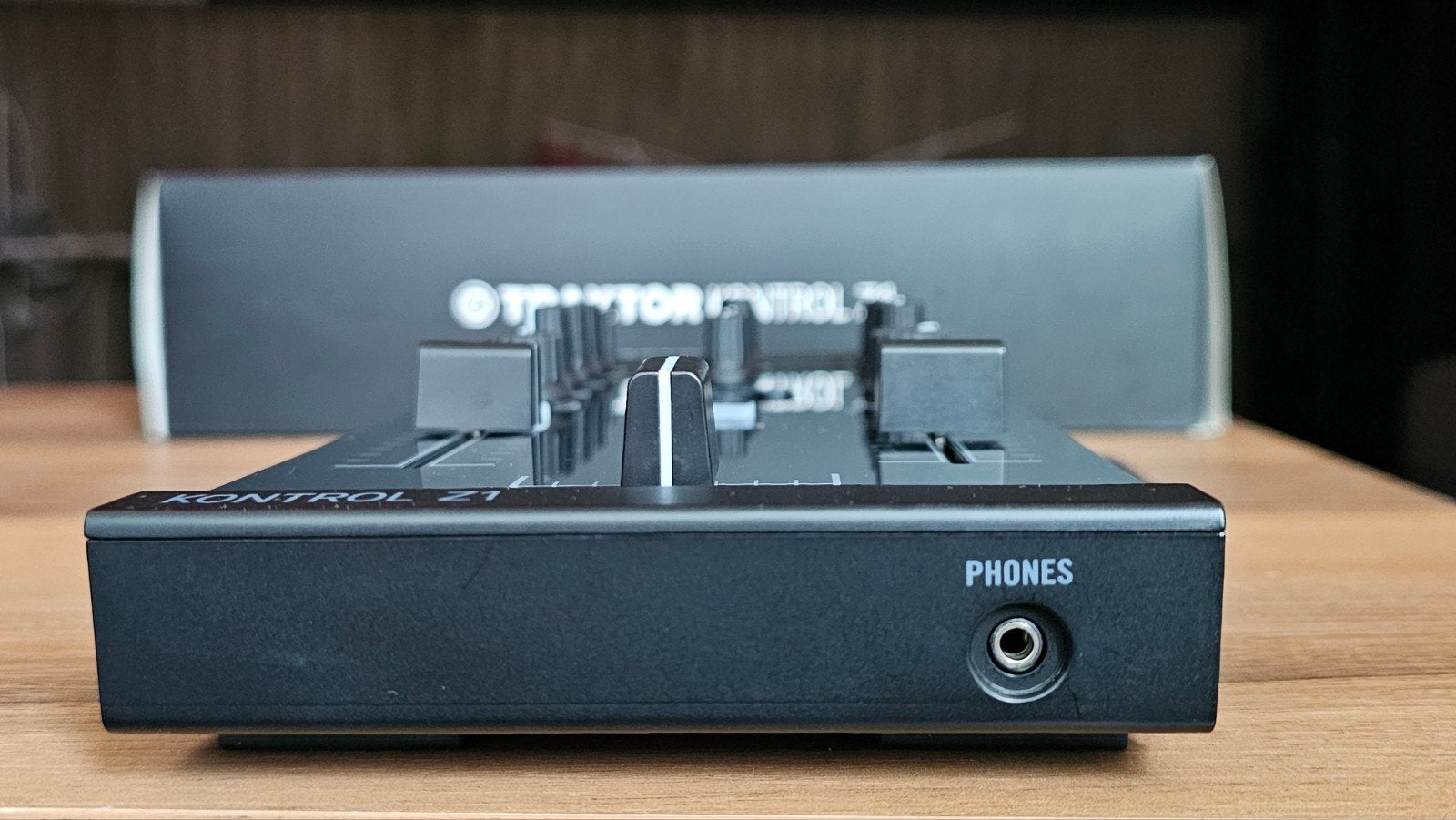 Foto 5 van Native Instruments Traktor Kontrol Z1 DJ-controller