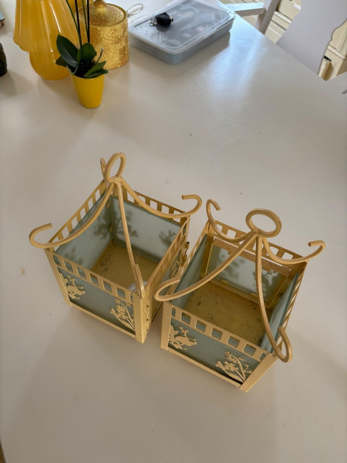 Set van 2 gouden lantaarns met bloemmotief, Huis en Inrichting, Gebruikt, Lantaarn, Overige merken, Ophalen of Verzenden