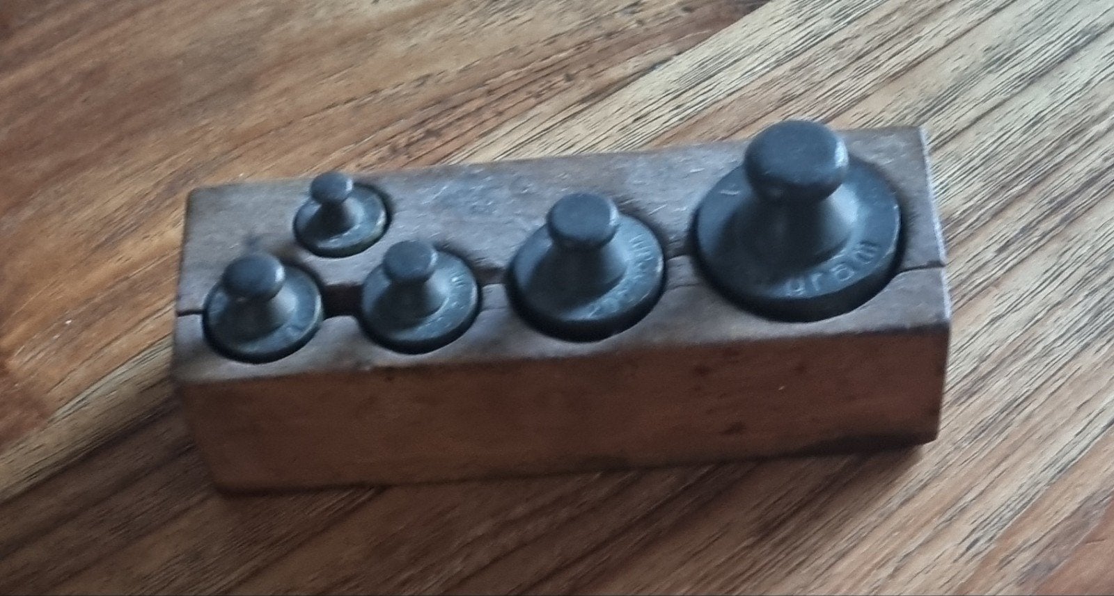Antieke gewichten set in houten houder, Ophalen